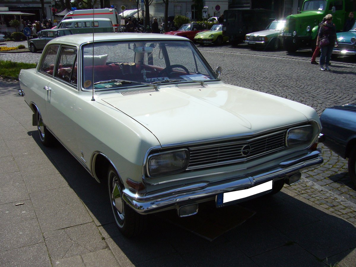 Opel Rekord B. 1965 - 1966. Die Karosserie wurde mit einigen Retuschen vom bereits 1963 vorgestellten Rekord A übernommen. Neu waren allerdings die 4-Zylinderreihenmotoren mit 1.5l, 1.7l und 1.9l Hubraum. Hier wurde eine 2-türige Limousine mit dem 1.7l Motor im Farbton chamonixweiß abgelichtet. Oldtimertreffen Kettwig am 01.05.2016.