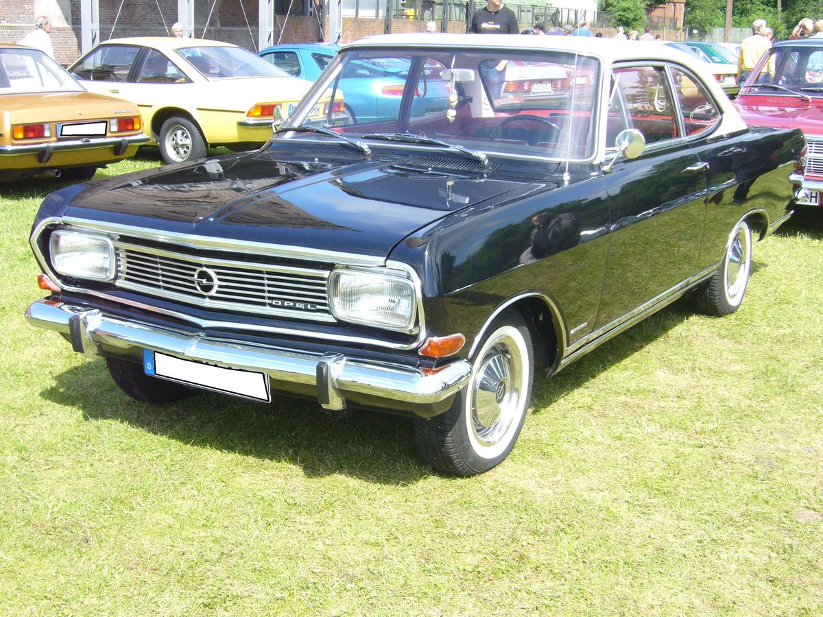 Opel Rekord B Coupe. 1965 - 1966. Hier wurde ein Coupe 1700 L abgelichtet. Das Coupe ist mit
einem 4-Zylinderreihenmotor ausgerüstet, der aus 1698 cm³ Hubraum 75 PS leistet. Herner Oldies am 03.07.2016.