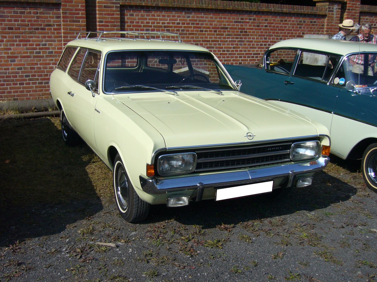 Opel Rekord C CarAvan. 1966 - 1971. Der  Millionenseller  Rekord C war als zwei- und viertürige Limousine, als Coupe und als drei- und fünftüriger CarAvan lieferbar. Hier wurde ein fünftüriger CarAvan 1900S abgelichtet. Bei seiner Vorstellung im August 1966, kostete ein solcher Kombi in Grundausstattung DM 9560,00. Motorisiert ist der 1900S mit einem 4-Zylinderreihenmotor, der aus 1897 cm³ 90 PS leistet. Oldtimertreffen Zeche Hannover in Herne am 22.07.2018.