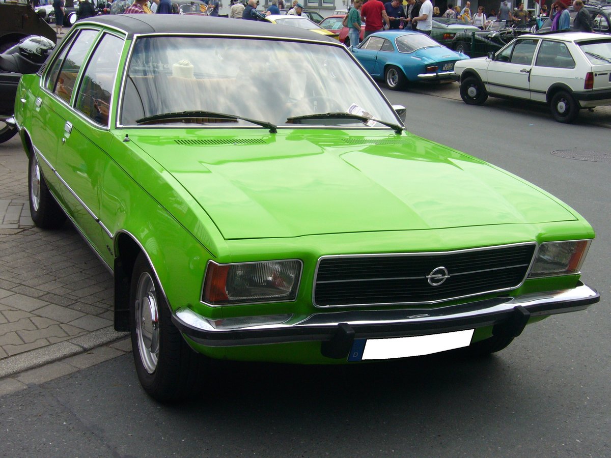 Opel Rekord D. 1972 - 1977. Der hübsch gezeichnete Rekord D war als Limousine (zwei- und viertürig), als Coupe und als CarAvan (zwei- und viertürig) lieferbar. Hier wurde eine viertürige Limousine in der stärksten Motorisierung, dem 100 PS starken 
4-Zylinderreihenmotor mit 1979 cm³ Hubraum abgelichtet. Der Wagen ist im Farbton MM signalgrün lackiert. Prinz-Friedrich-Oldtimertreffen am 29.05.2016 in Essen.