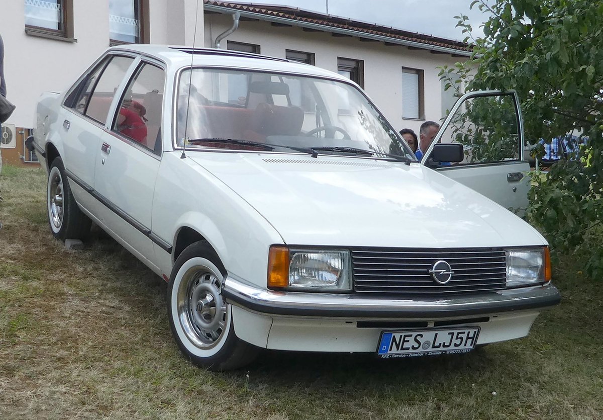 =Opel Rekord E steht auf dem Austellungsgelände beim Oldtimertreffen in Ostheim, 07-2019