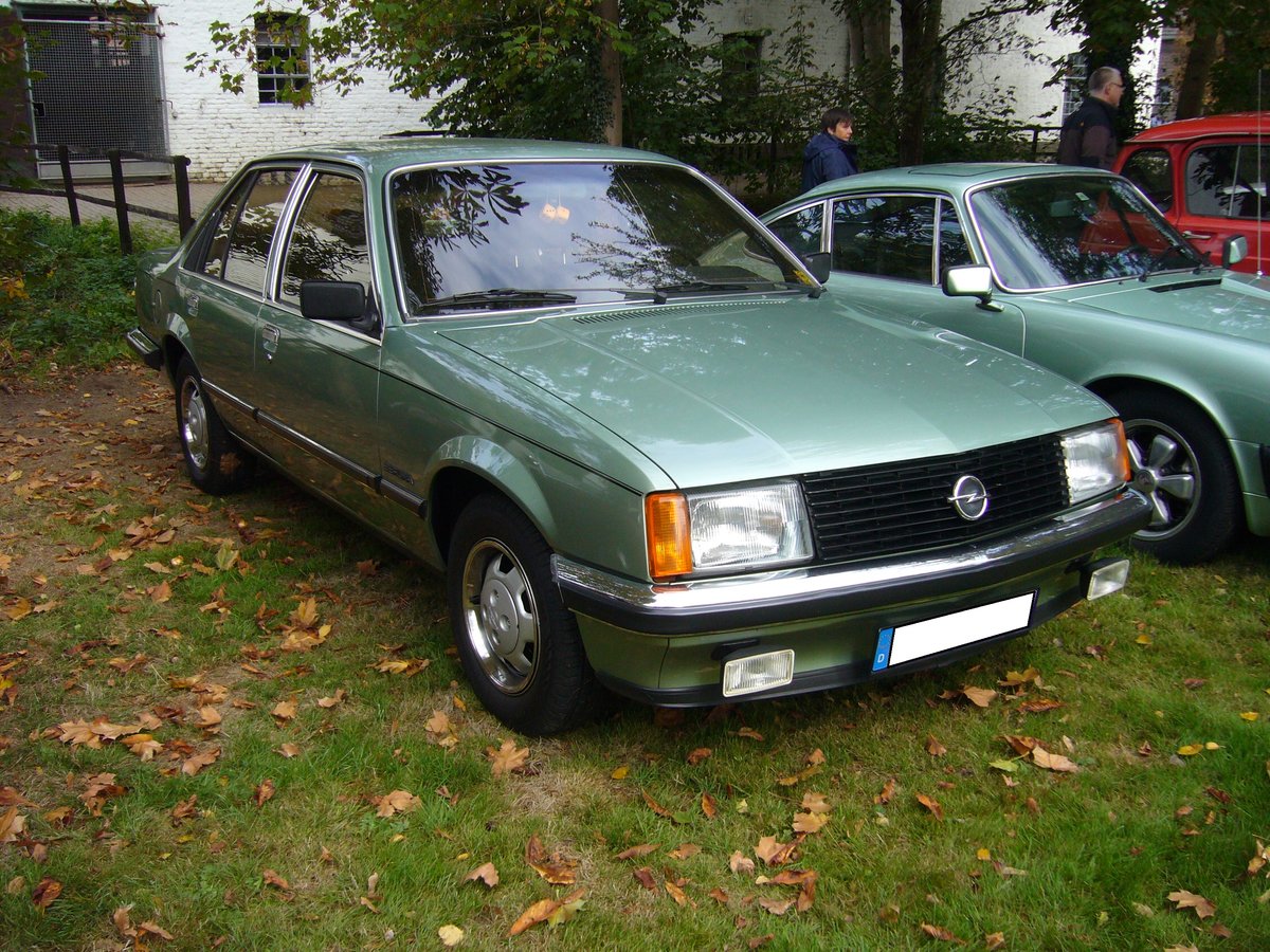Opel Rekord E1. 1977 - 1982. Eine solche viertürige Limousine in Berlinaausstattung war im letzten Produktionsjahr ab DM 20.800,00 zu haben. Oldtimertreffen Schloss Lauersfort in Moers am 03.10.2018.