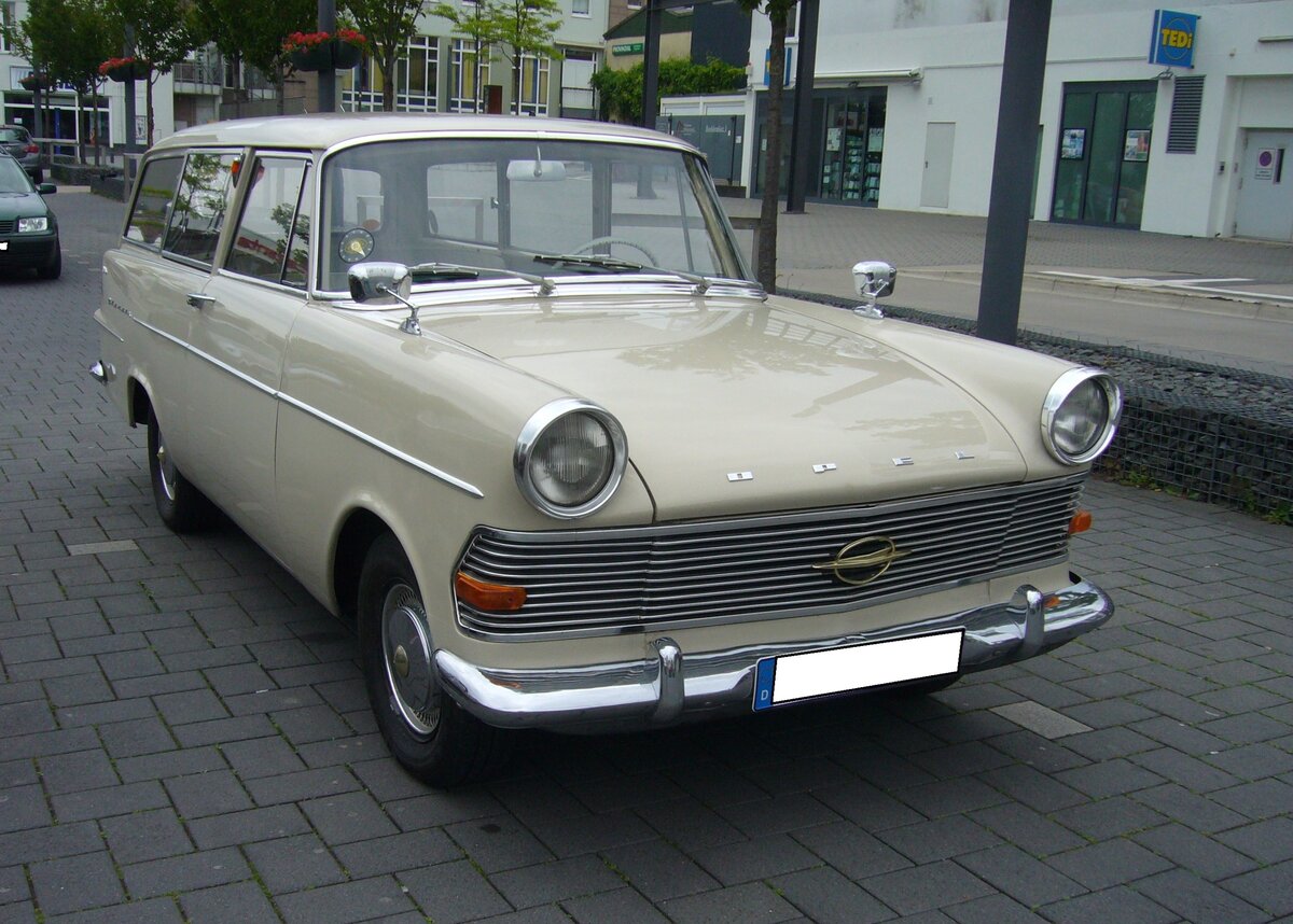Opel Rekord P2 CarAvan 1700, gebaut von 1960 bis 1962. Vom Rekord P2 CarAvan verkaufte Opel während der dreijährigen Produktionszeit genau 97.128 Autos zu einem Preis ab DM 6.920,00. Dieser, im Farbton granitgrau lackierte, CarAvan verbrachte sein  erstes  Autoleben in Dänemark. Er ist mit dem stärkeren, damals lieferbaren Vierzylinderreihenmotor ausgerüstet. Dieser hat einen Hubraum von 1680 cm³ und leistet 55 PS. Oldtimertreffen Heiligenhaus am 05.06.2022.