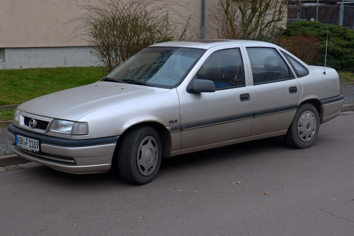 Opel Vectra A Facelift in der GLS-Ausstattung ca. Baujahr 1993. Aus einer Zeit wo Stufenheck noch modern war. Nordhausen. 30.12.2015