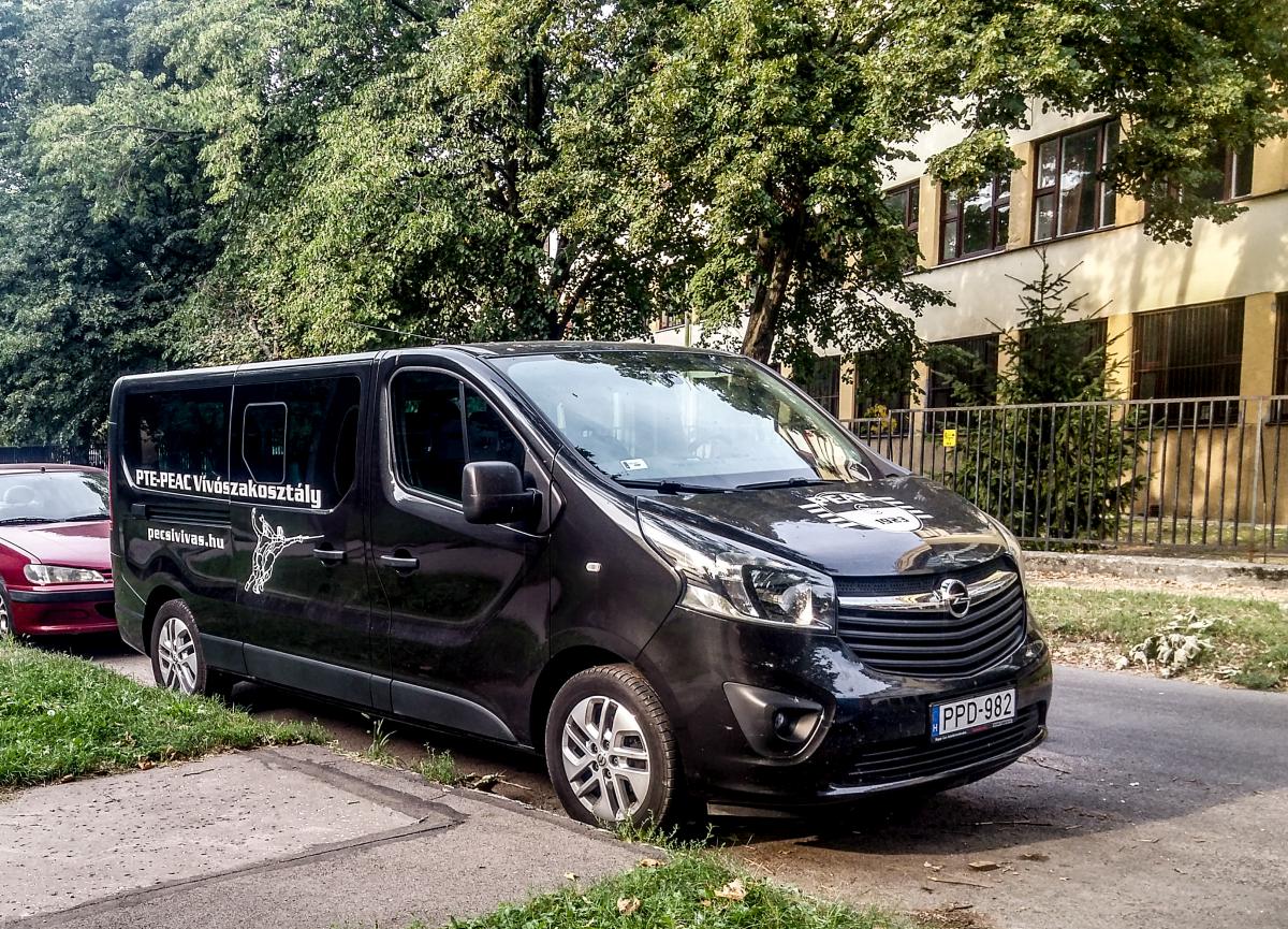 Opel Vivaro, fotografiert in Pécs (HU), Sommer 2019.