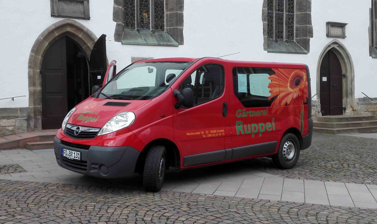 =Opel Vivaro der Gärtnerei RUPPEL steht zur Blumenanlieferung an der St. Jakobuskirche in Hünfeld im Juli 2017