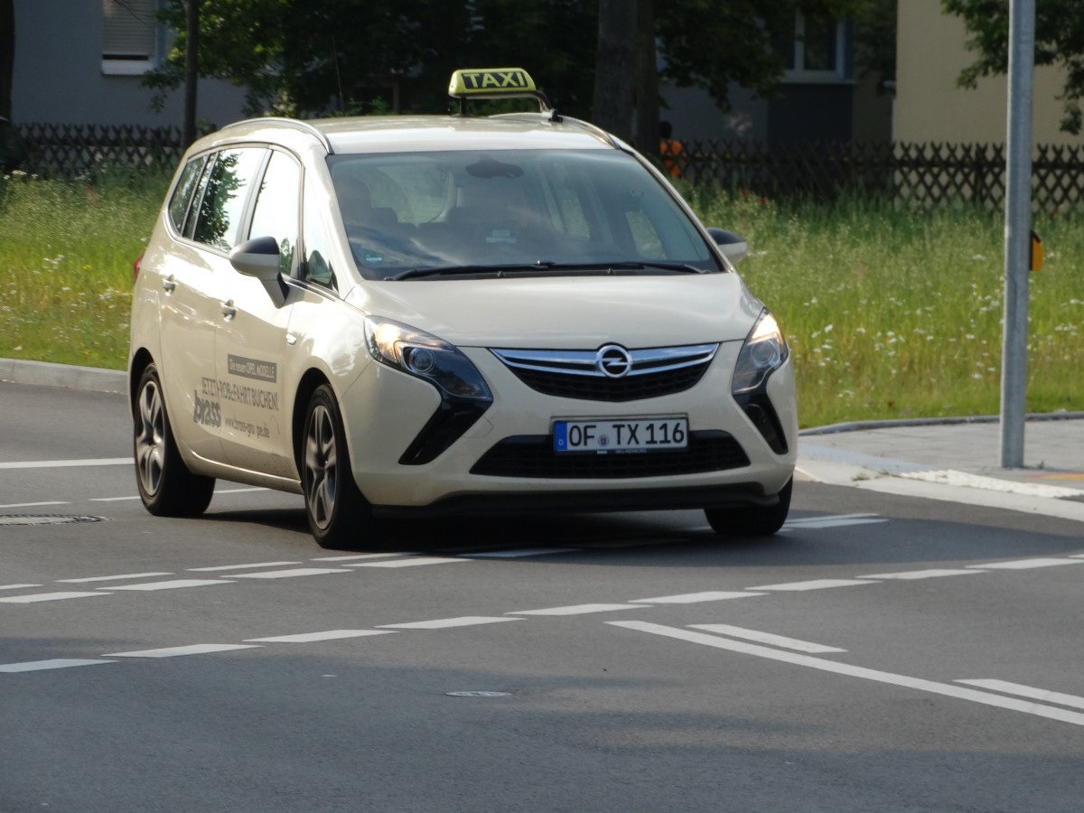 Opel Zafira als Taxi am 02.06.14 in Neu-Isenburg