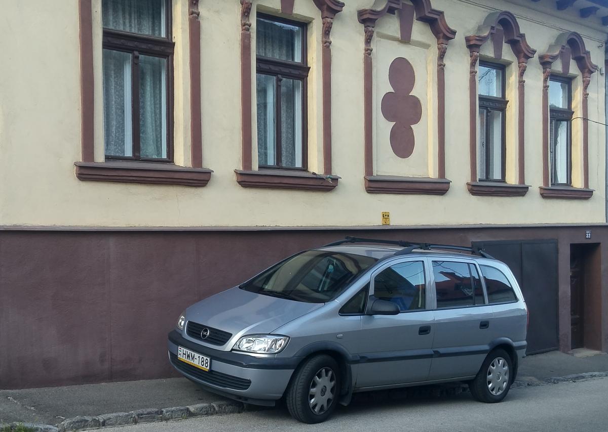 Opel Zafira I, fotografiert in Pecs (HU), Juli 2019.