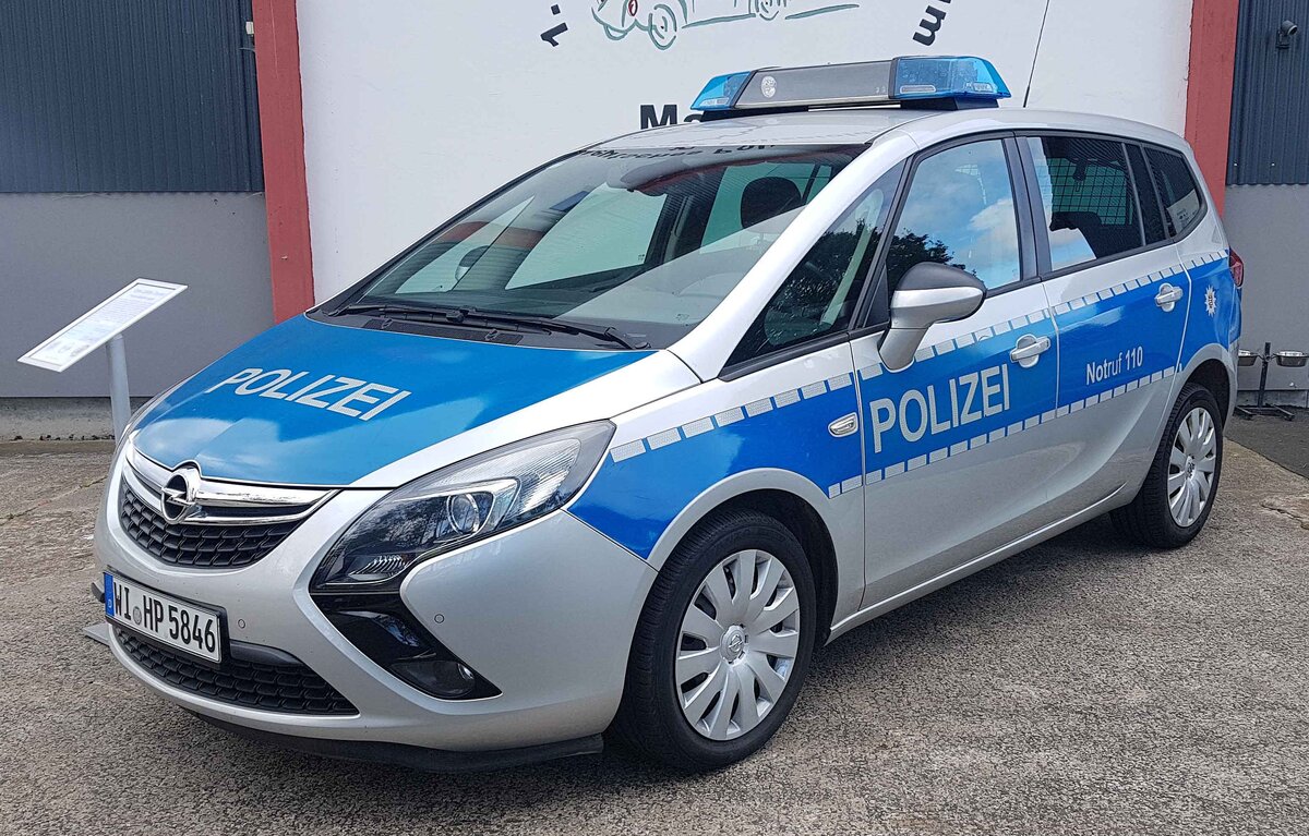 =Opel Zafira steht im Polizei-Oldtimer-Museum Marburg. Das gezeigte Fahrzeug gehört zum Fuhrpark der Polizei Hessen, 10-2023 