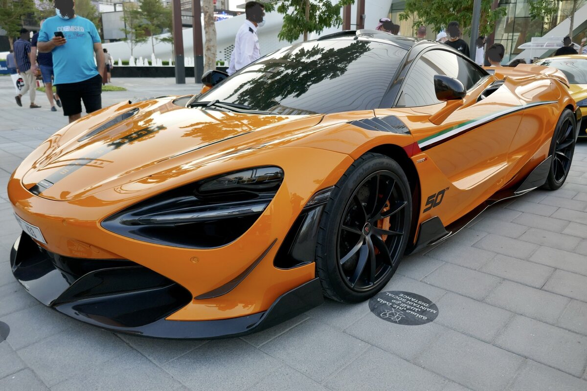 Orangener McLaren 720S, mit den Landesfarben der Arabischen Emiraten an der Tür, am 1.12.21 beim Ain Dubai.