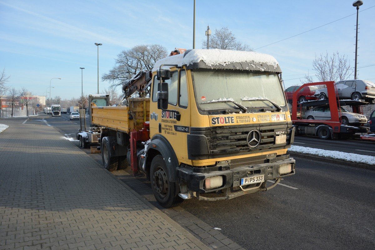 P-PS 333 (Mercedes Benz) steht am 27.12.2014 in Potsdam Wetzlarer Straße.
