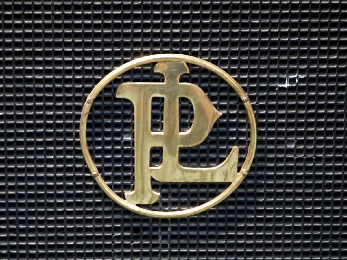 Panhard-Levassor, Khleraufschrift an einem Oldtimer-PKW von 1912, die franzsische Autofirma wurde 1886 in Paris gegrndet, Dez.2013