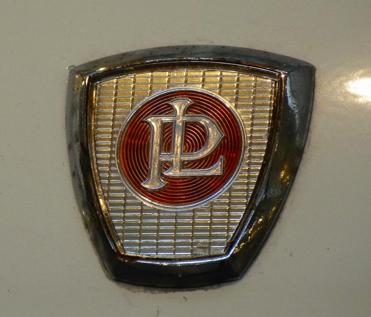 Panhard-Levassor, Kühleremblem auf auf einem Sportcoupe von 1964, der französische Autobauer gehört zu den ältesten weltweit, 1886 in Paris gegründet, bestand bis 1967, Nov.2013 