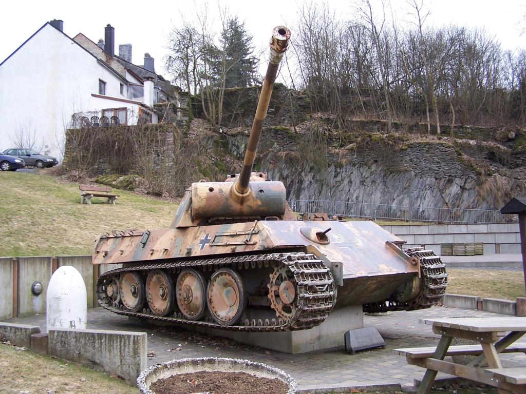 Panzerkampfwagen V Panther Ausf. G als Denkmal in Houffalize (B) am 26.02.2006