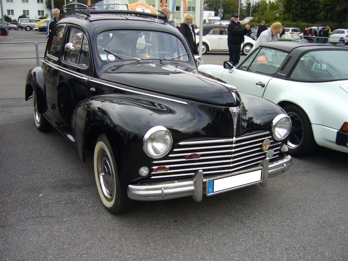Peugeot 203 Limousine. Das Modell 203 war die erste Neuentwicklung der Marke aus Sochaux nach WW2. Er wurde von 1949 bis 1960 produziert. Der Vierzylinderreihenmotor hat einen Hubraum von 1.290 cm³ und leistet 42 PS. Lediglich die Lieferwagenmodelle U4 leisteten durch die Bestückung mit einem Zenith 32IM Vergaser 45 PS. Es wurden fast 686.000 Einheiten produziert. 6. Saarner Oldtimer-Cup am 08.09.2019 in Mülheim an der Ruhr.
