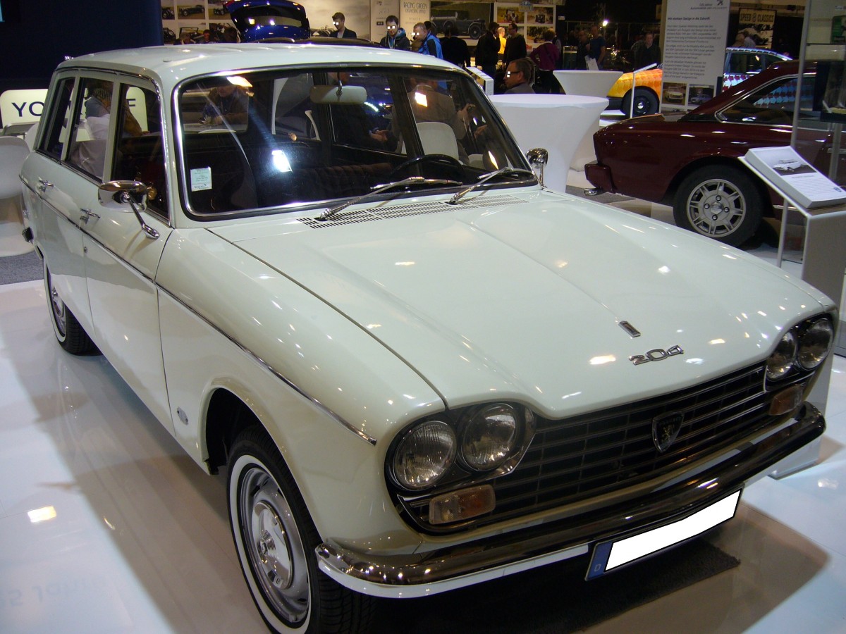 Peugeot 204 Break. 1967 - 1977. Die Kombiversion Break erschien erst zwei Jahre nach Vorstellung der Limousine. Das Modell war wahlweise mit Benzin- oder Dieselmotor lieferbar. Hier handelt es sich wohl um ein US-modell, erkenntlich an den Doppelscheinwerfern. Techno Classica am 18.04.2015.