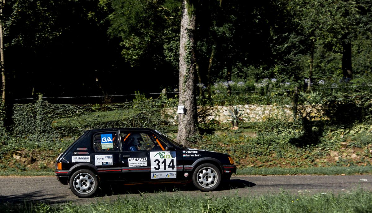 Peugeot 205 Rallye kommt von der Kurve raus. Foto: 13.08.2016.