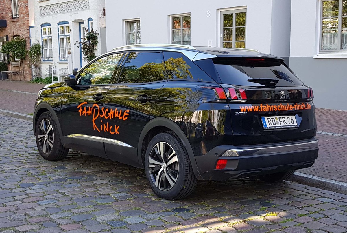 =Peugeot 3008 der Fahrschule RINCK steht vor dem Schulungsraum in Rendsburg im Mai 2019