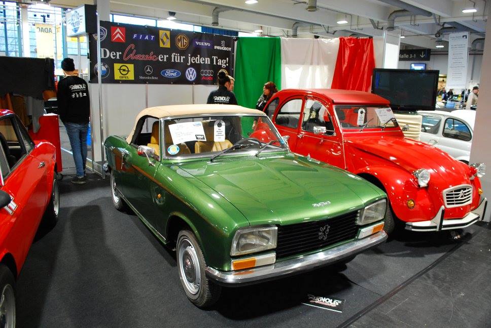 Peugeot 304S Cabriolet, produziert von 1970 bis 1975 im Werk Sochaux. Das 304 Cabriolet basiert auf der bereits 1969 erschienen 304 Limousine. Während die Limousine und das Break genannte Kombimodell, auch mit einem Dieselmotor geordert werden konnten, waren das Coupe und das Cabriolet nur mit einem Benzinmotor lieferbar. Der Vierzylinderreihenmotor mit einem Hubraum von 1288 cm³ leistet bis zum Modelljahr 1973 65 PS. Ab dem Modelljahr 1974 erhöhte sich die Leistung auf 75 PS. Von den insgesamt 9500 produzierten 304S Cabriolets wurden ca. 1800 nach Deutschland verkauft. Der Kaufpreis betrug in der Grundausstattung DM 10.400,00 inclusive  eines serienmäßigen Hardtopdaches. Bremen Classic Motorshow 2019.