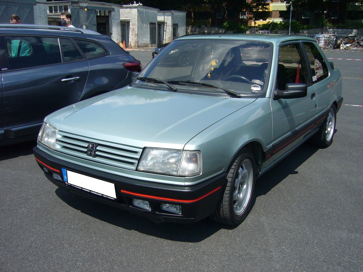 Peugeot 309XR in der dreitürigen Version. Das Modell 309 war von 1985 bis 1993 im Verkaufsprogramm der Marke aus Sochaux. Das Fahrzeug war auch füntürig lieferbar. Die Ausstattungsversion XR war mit zwei verschiedenen Vierzylinderreihenmotoren bestellbar: 1360 cm³ mit einer Leistung von 75 PS oder 1580 cm³ mit 92 PS. Franzosentreffen an Mo´s Bikertreff in Krefeld am 11.07.2020.