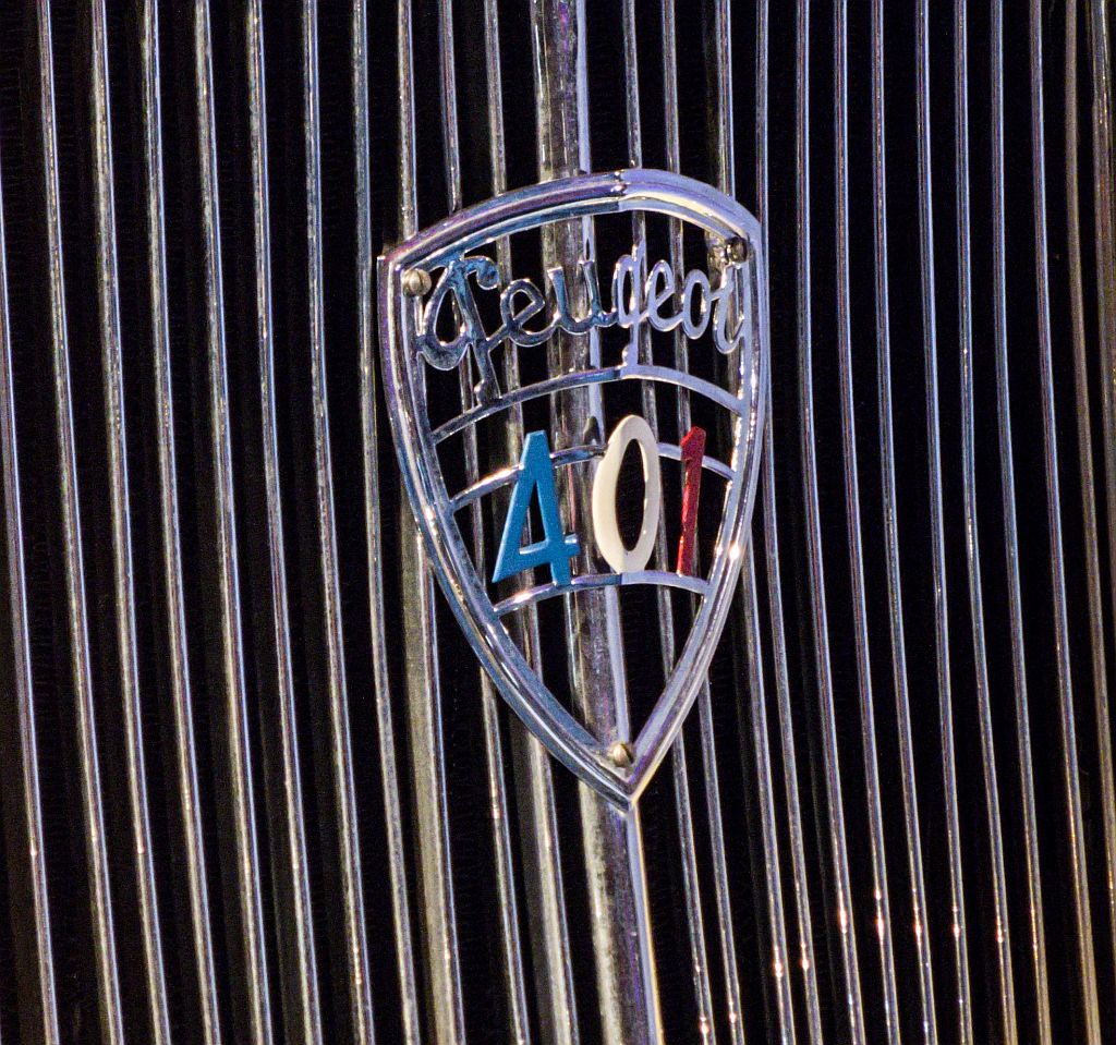 Peugeot 401 Emblem. Automobile und Advertising Ausstellung am 11.10.2012.