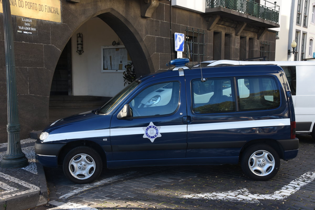 Peugeot-Kastenwagen als Fahrzeug der Polícia Marítima vor der Wache am Largo dos Varadouros (Funchal/Portugal, 21.01.2018)
