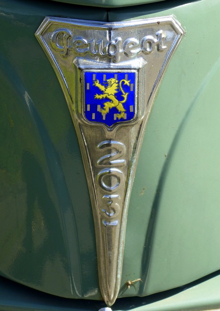 Peugeot, Khleraufschrift und Emblem an einem PKW Typ 203, April 2015