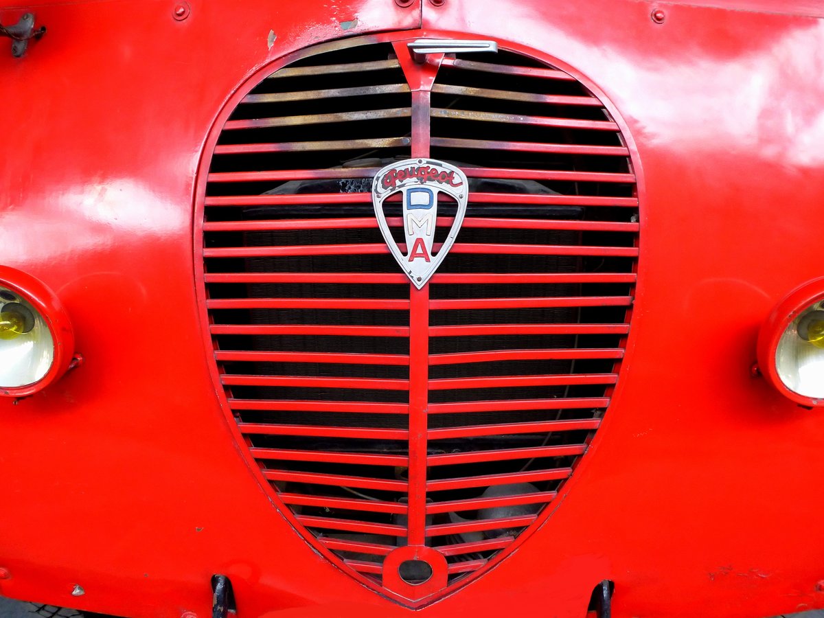 Peugeot, Khlerfront mit Logo an einem Feuerwehrauto von 1941, Aug.2016
