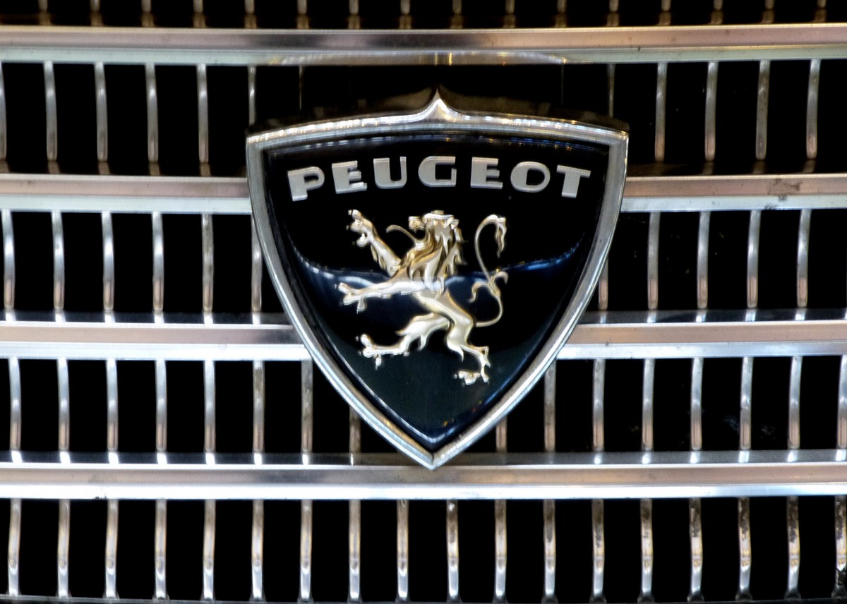 Peugeot, Logo im Kühlergrill eines Oldtimers von 1961, Nov.2013