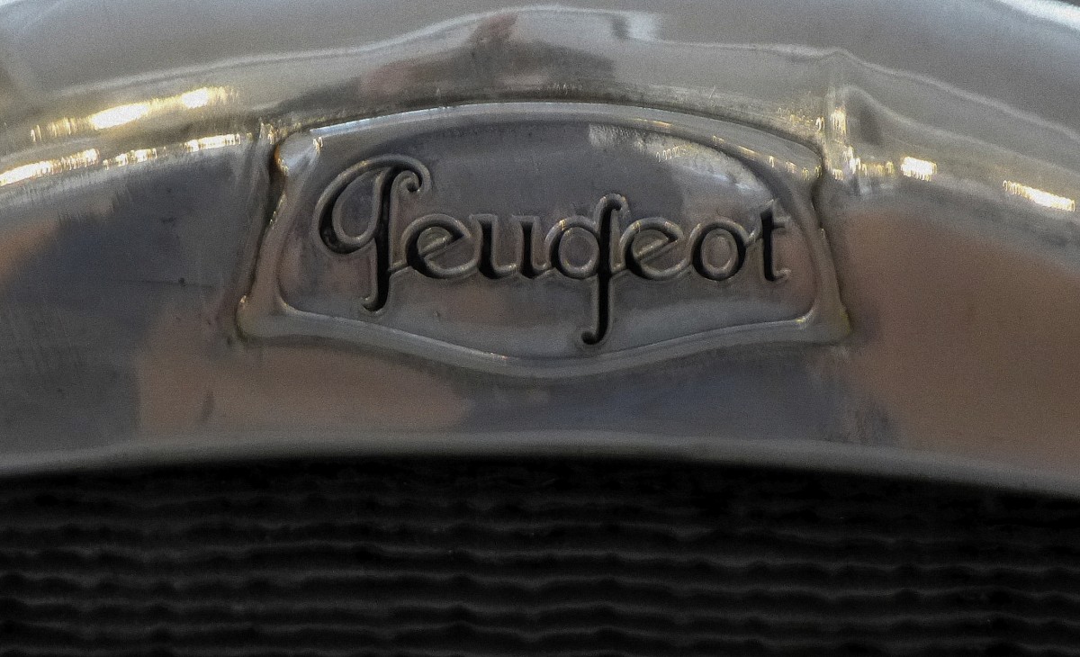 Peugeot, Schriftzug am Khler eines Oldtimers von 1922, Dez.2013
