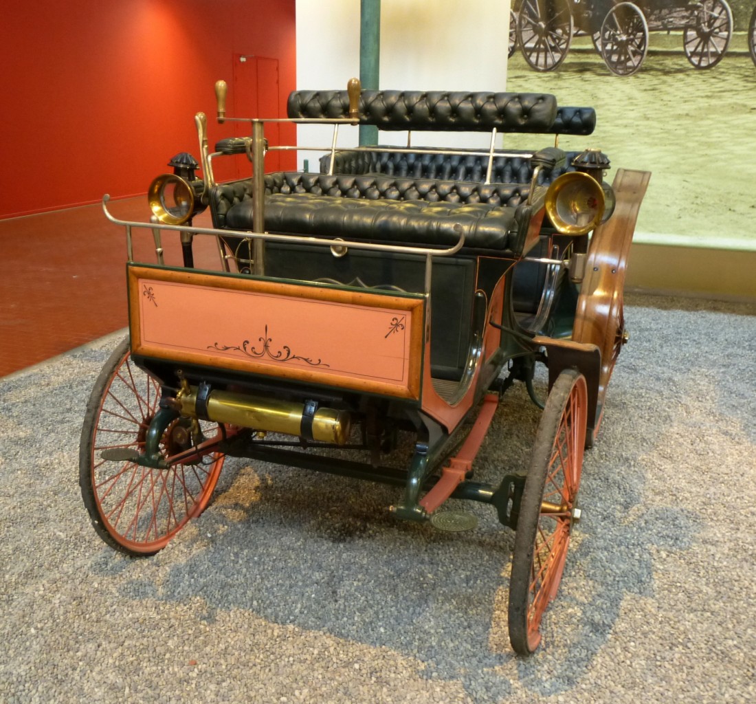 Peugeot Typ 8, Baujahr 1893, 2-Zyl.Motor mit 1282ccm und 3PS, Vmax.20Km/h, Automobilmuseum Mlhausen, Nov.2013 