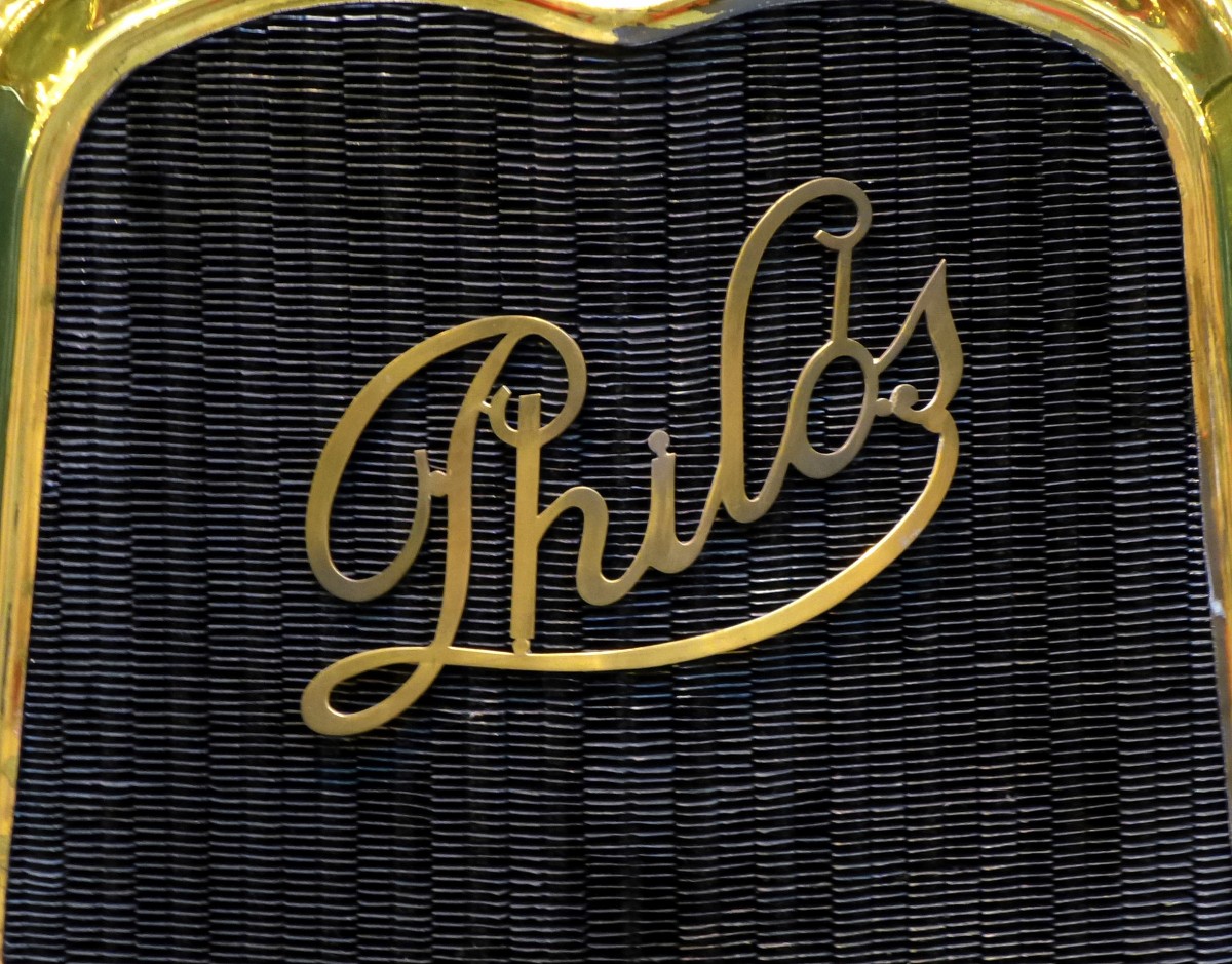 Philos, Khleraufschrift an einem Oldtimer-PKW von 1914, der franzsische Autobauer produzierte von 1912-23, Dez.2013