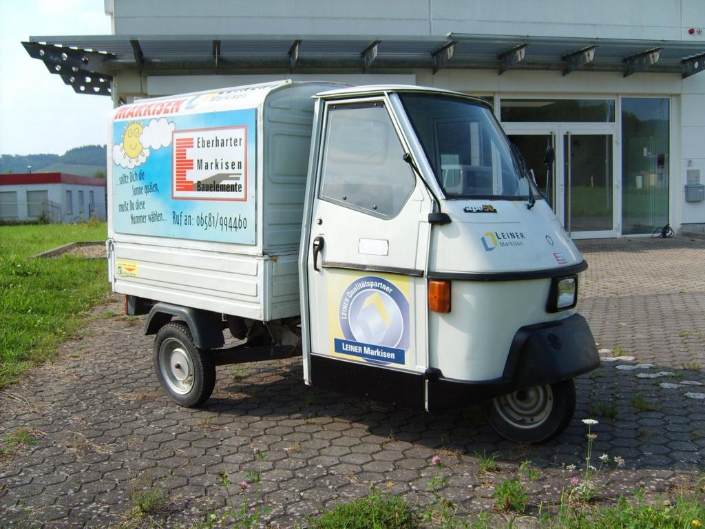 Piaggio Ape 50 stand als Werbefahrzeug vor einer Firma in Saarburg (12.08.2007)