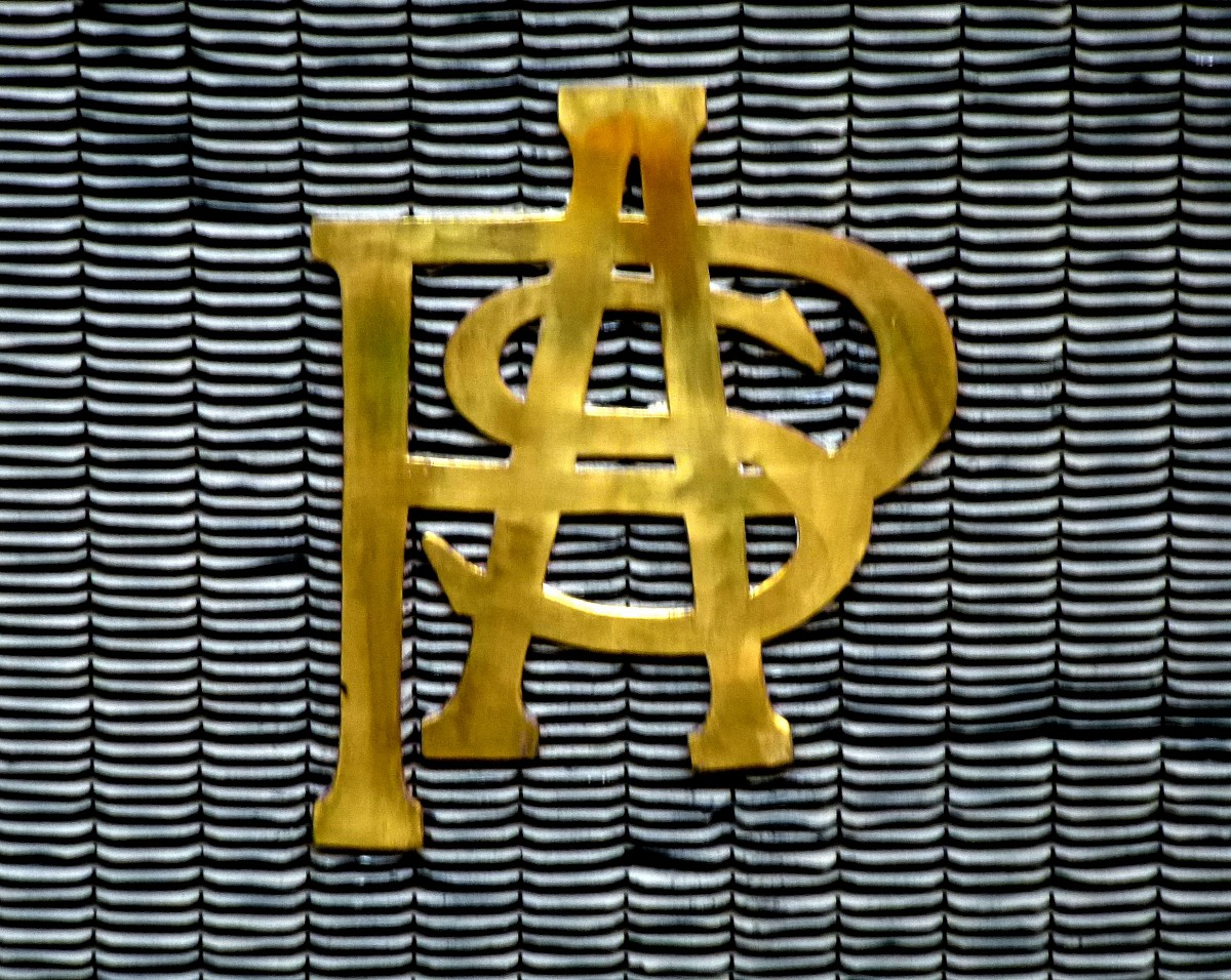 Pilain, Initialen der französischen Autofirma am Kühlergrill eines Oldtimers von 1911, Dez.2013