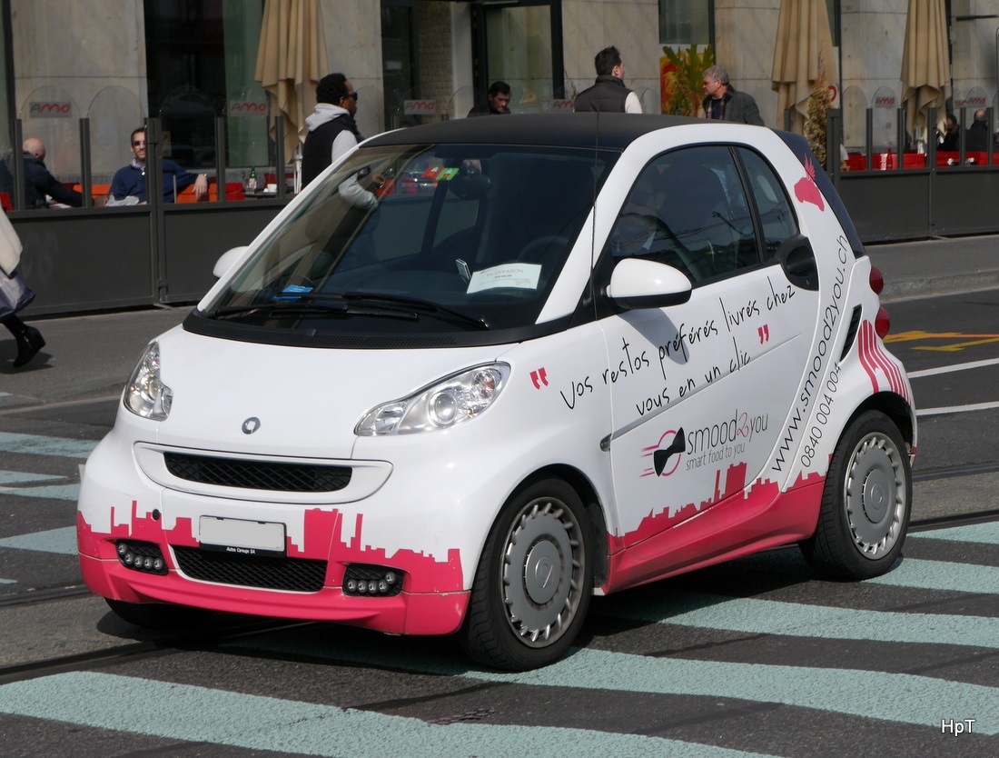 Pink / Weisser Smart unterwegs in der Stadt Genf am 08.03.2015
