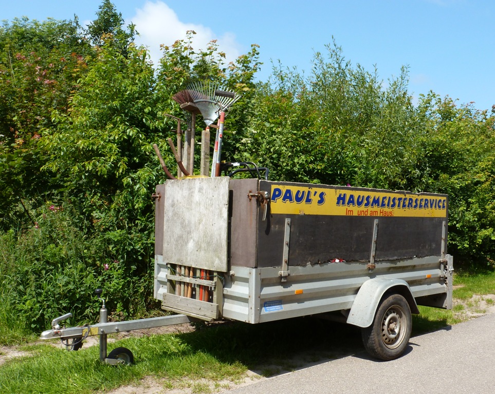 PKW Anhnger mit Werkzeugen bestckt PAULS HAUSMEISTERSERVICE auf Fhr 10/07/2013