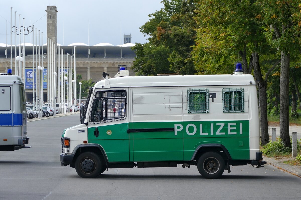 Polizei Berlin - Mercedes-Benz MB 611D - Gruppenkraftwagen,  B-31958 - Berlin, Olympiastadion im Serptember 2021.