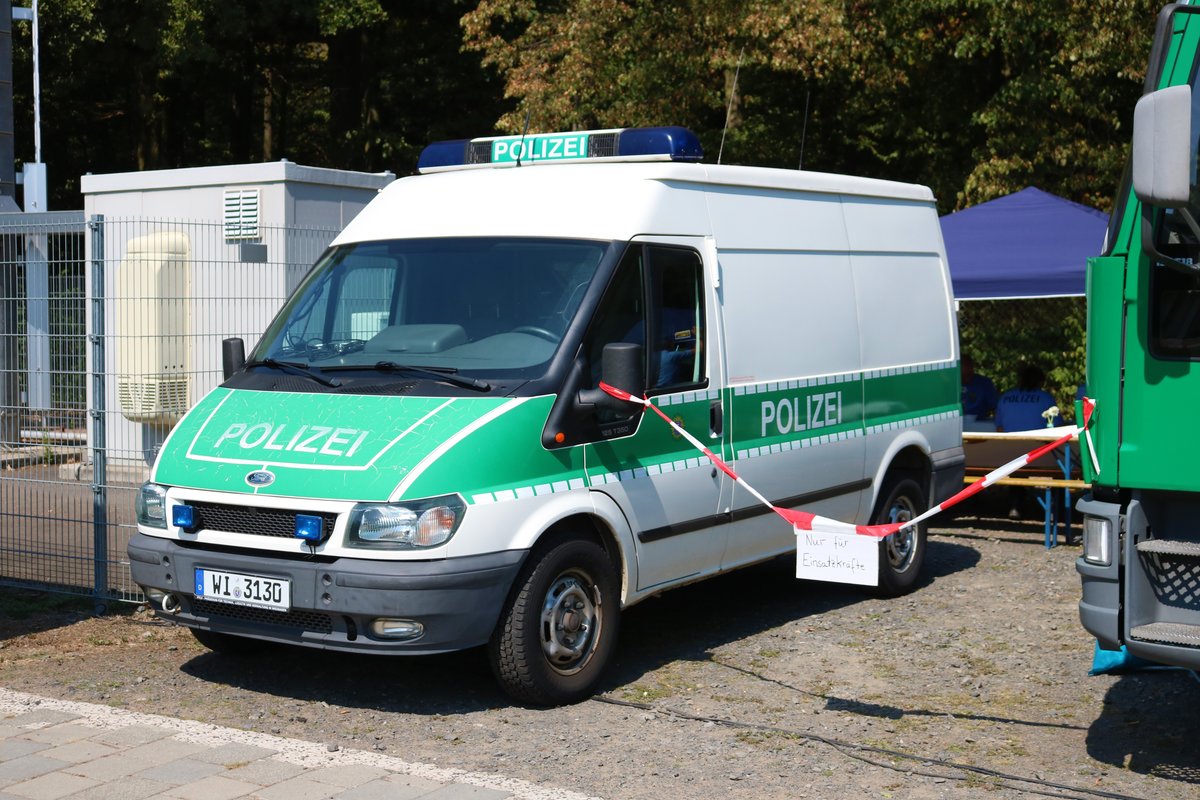 Polizei Hessen Ford Transit am 18.08.18 beim Polizeitag in Hanau