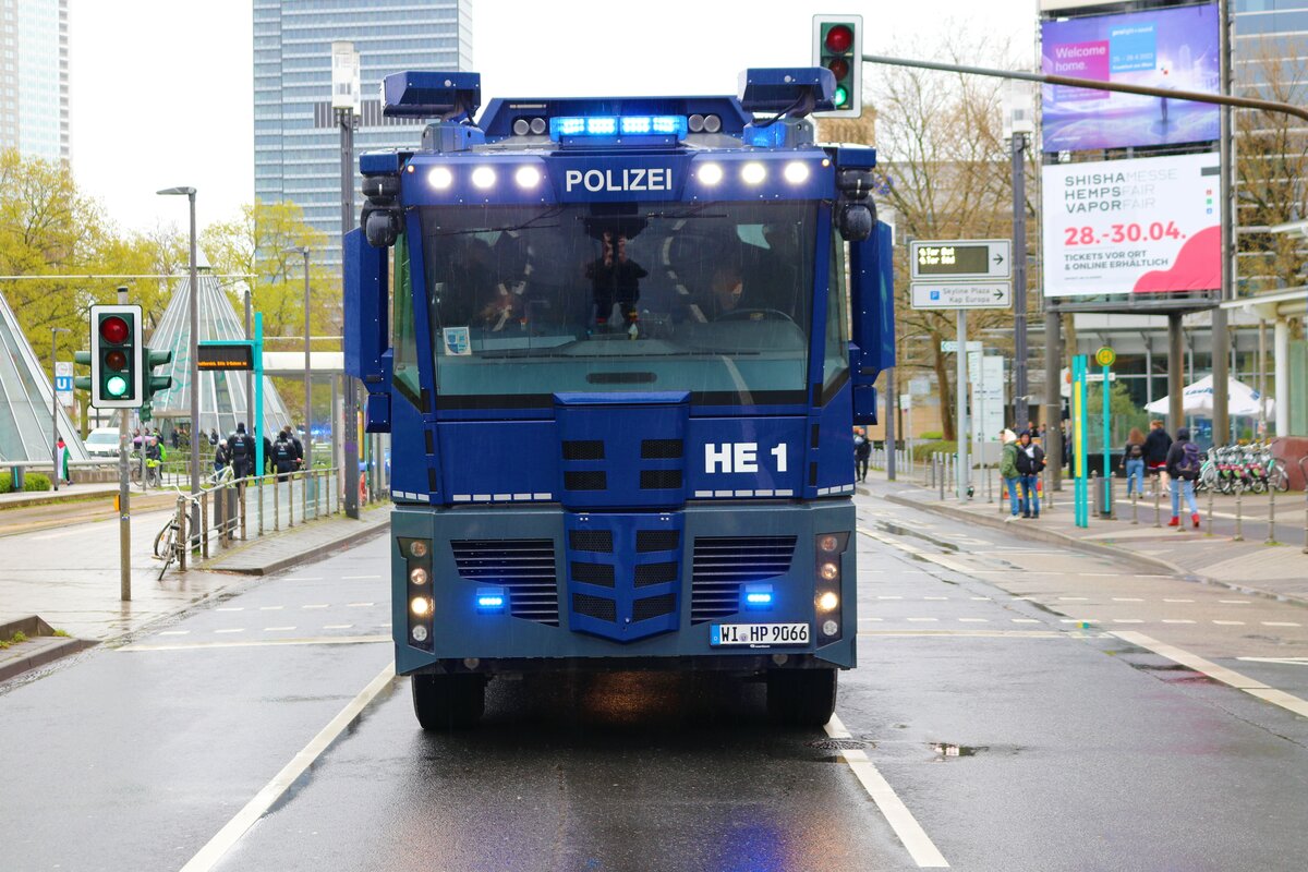 Polizei Hessen Mercedes Benz Actros/Rosenbauer Wasserwerfer 10.000 HE1 am 15.04.23 bei einer Demonstration in Frankfurt am Main