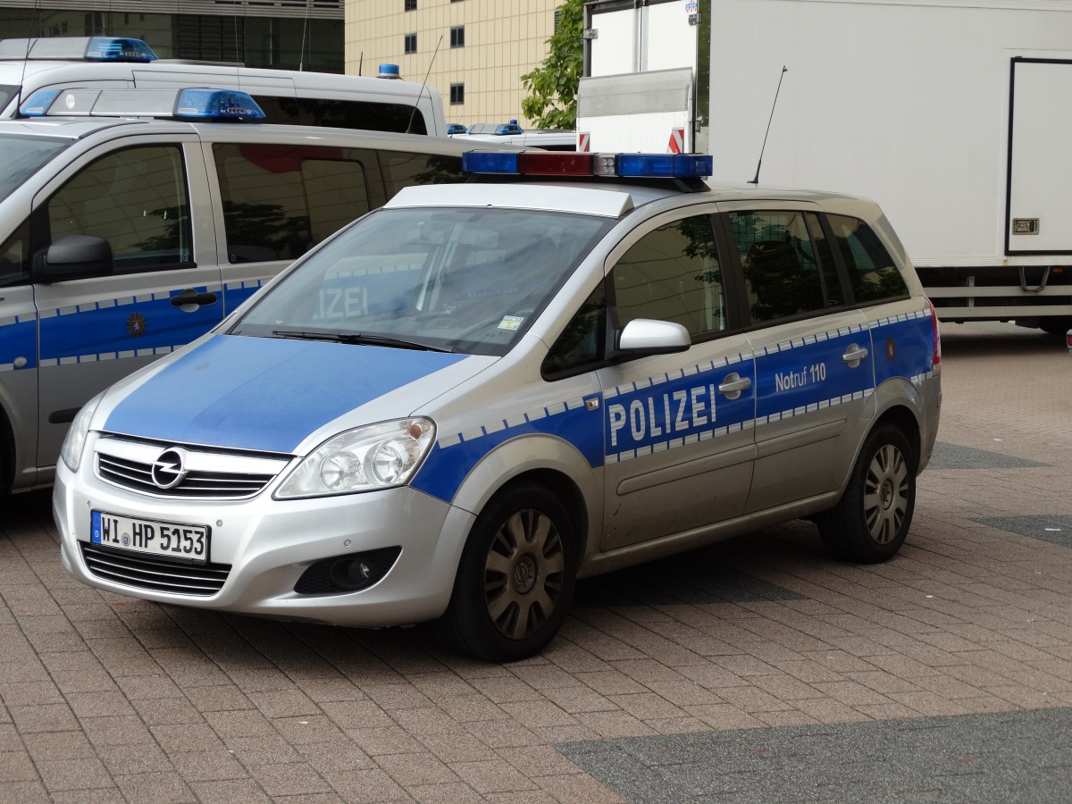 Polizei Hessen Opel Zafira am 26.09.15 auf der IAA in Frankfurt am Main