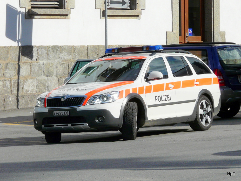 Polizeiauto vor dem Bahnhof Brig am 25.10.2013