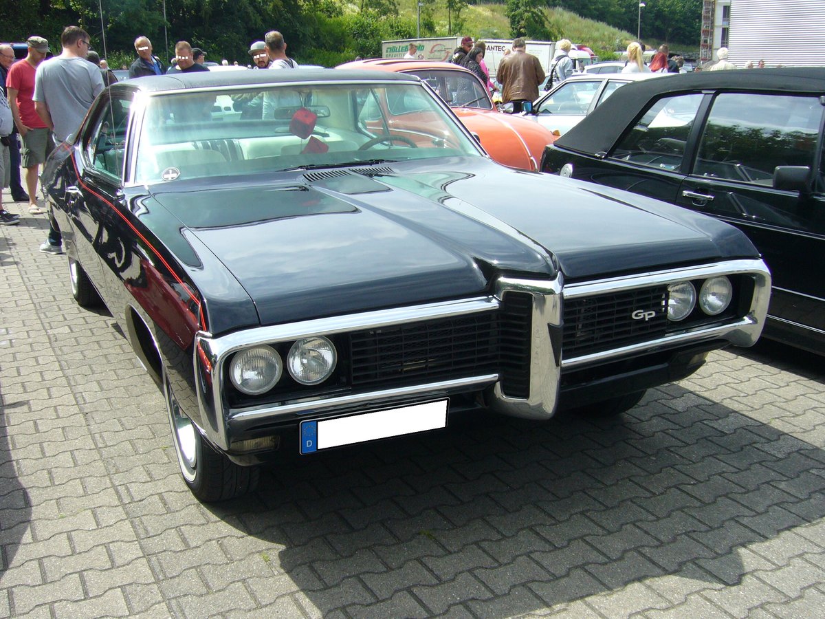Pontiac Grand Prix des Modelljahres 1968. Der Wagen ist im Farbton starlight black lackiert. Oldtimertreffen Nordsternpark Gelsenkirchen am 24.06.2018.