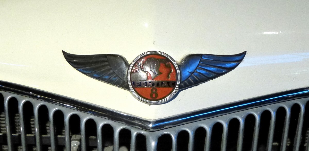 Pontiac, Khleremblem an einem Oldtimer-PKW von 1932, die 1899 gegrndete US-amerikanische Firma gehrt zum General Motors Konzern, Nov.2015