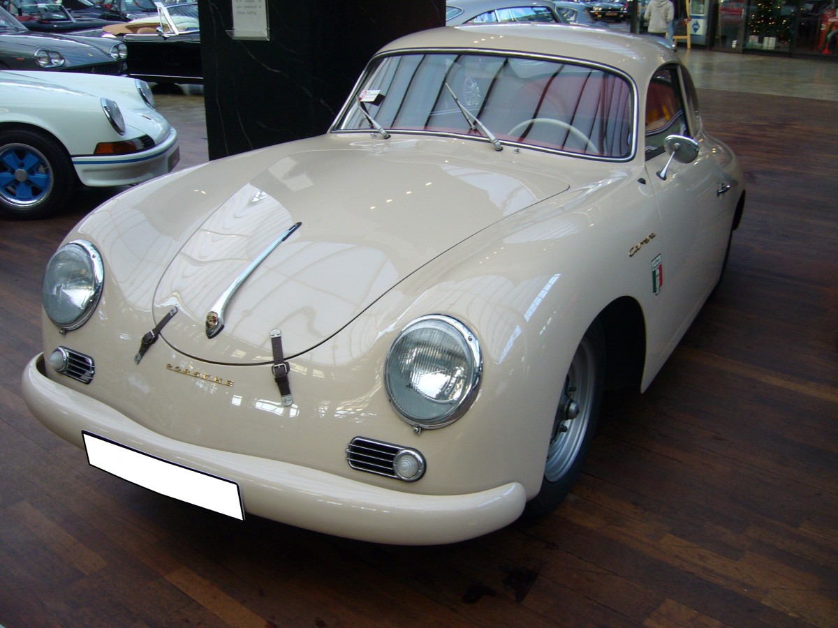 Porsche 356 A Carrera Coupe. 1955 - 1959. Die Carrera Modelle waren die sportlichsten 356´er Modelle. Während der fünfjährigen Produktionszeit Bauzeit wurde der 4-Zylinderboxermotor von 1498 cm³ auf 1588 cm³ Hubraum aufgebohrt. Die Leistung stieg von anfangs 100 PS auf 115 PS. Classic Remise Düsseldorf am 20.12.2015.