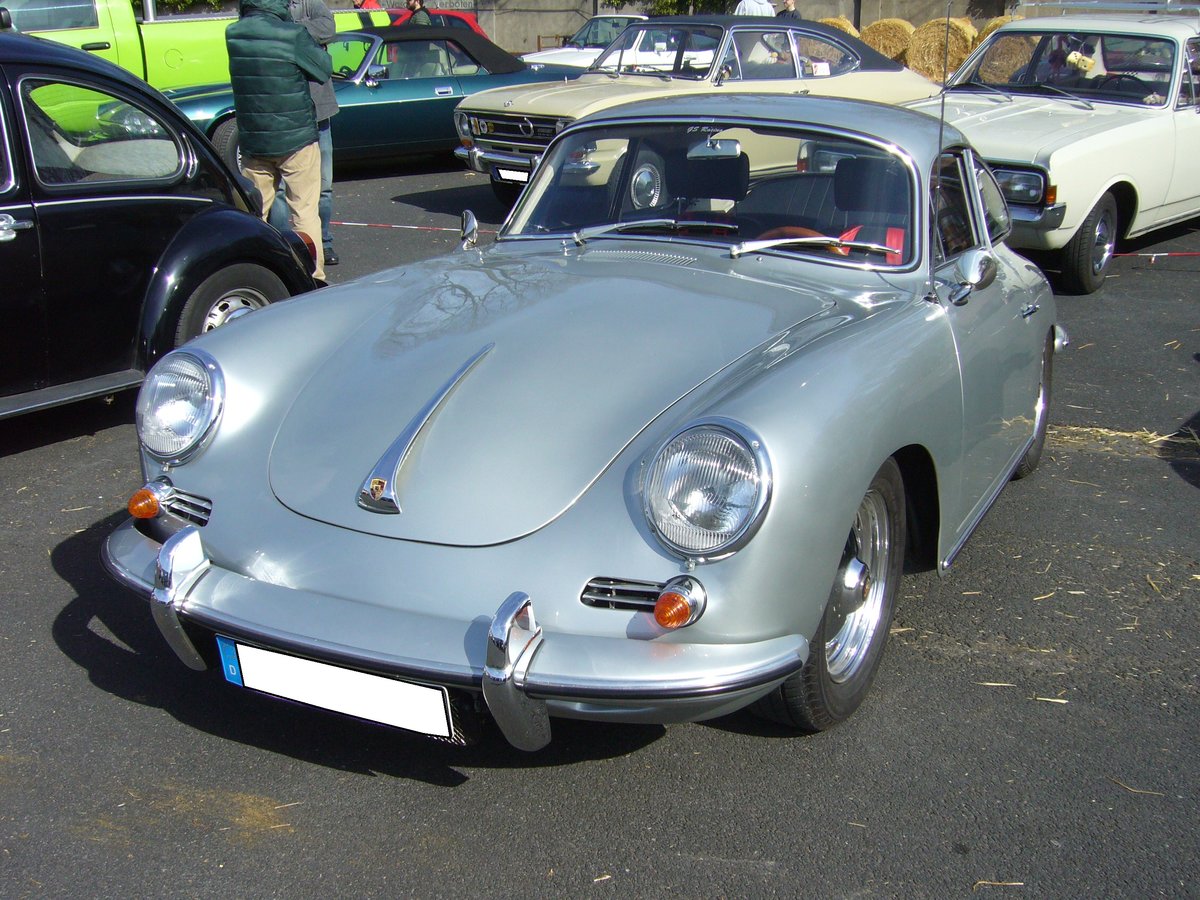 Porsche 356 C Coupe 1600C. Der 356 C war das letzte Modell der Ära 356. Von Juli 1963 bis April 1965 liefen 16.668 356 C Modelle vom Band. Das abgelichtete Coupe stammt aus dem Modelljahr 1963. Der luftgekühlte Vierzylinderboxermotor hat einen Hubraum von 1582 cm³ und leistet 75 PS. Das Porsche-Werk gab die Höchstgeschwindigkeit damals mit 175 km/h und den Verbrauch mit 8,2 Litern Kraftsoff auf 100 Kilometern an. Oldtimertreffen an Mo´s Bikertreff in Krefeld am 24.03.2019.