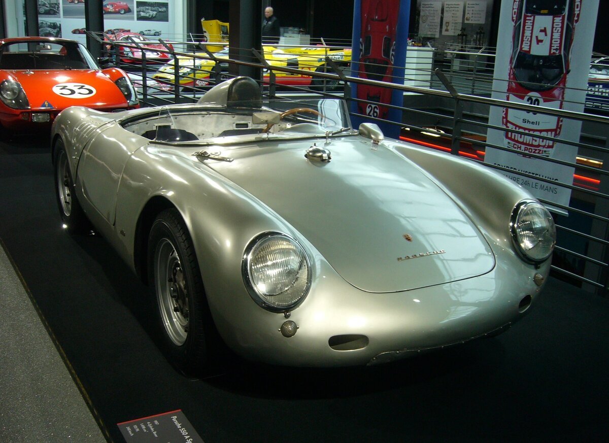 Porsche 550 A Spyder aus dem Jahr 1957. Dieser Porsche 550 A Spyder nahm am 24 Stunden Rennen von LeMans im Jahr 1957 teil. Pilotiert wurde der Wagen von den beiden deutschen Fahrern Hans Herrmann (*1928) und Richard von Frankenberg (*1922 +1973). Über eine Platzierung auf den vorderen Rängen dieses Rennens ist leider nichts bekannt. Später wurde der Wagen an den weltbekannten Dirigenten Herbert von Karajan (*1908 +1989), der ein großer Porsche Liebhaber war, verkauft. Der im Heck verbaute, luftgekühlte, Vierzylinderboxermotor hat einen Hubraum von 1498 cm³ und leistet 135 PS. Angeblich waren Spitzengeschwindigkeiten von bis zu 240 km/h möglich. Nationales Automuseum/Loh Collection am 08.11.2023.