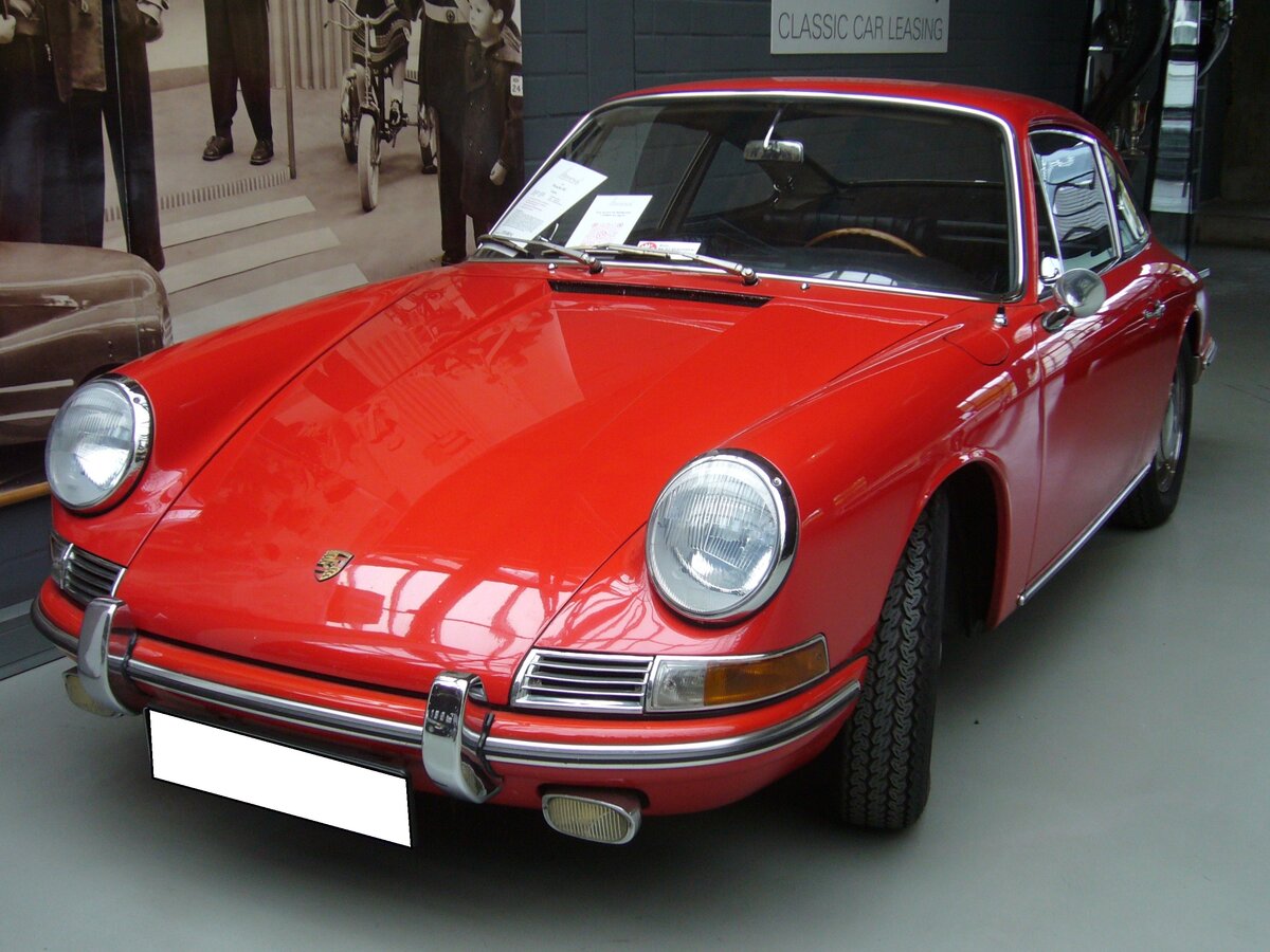 Porsche 911 aus dem Jahr 1966 im Farbton signalrot. Dieser frühe Porsche 911 wurde im April des Jahres 1966 in Bremen zugelassen. Der im Heck verbaute, gebläsegekühlte, Sechszylinderboxermotor hat einen Hubraum von 1991 cm³ und leistet 130 PS. Classic Remise Düsseldorf am 15.10.2022.