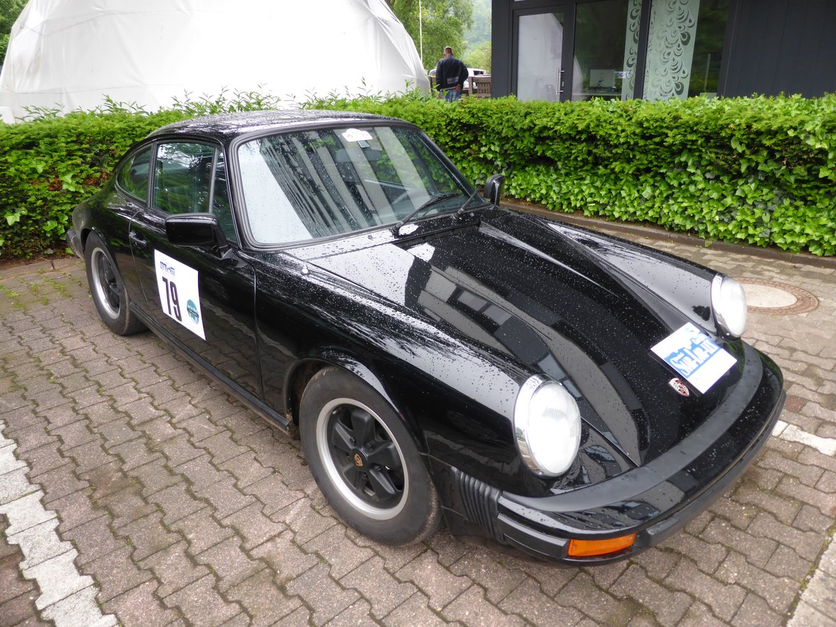 Porsche 911 (Baujahr 1977) bei der Internationalen Saar-Lor-Lux Classique. Start zum zweiten Tag am 28.05.2016 in Trier.