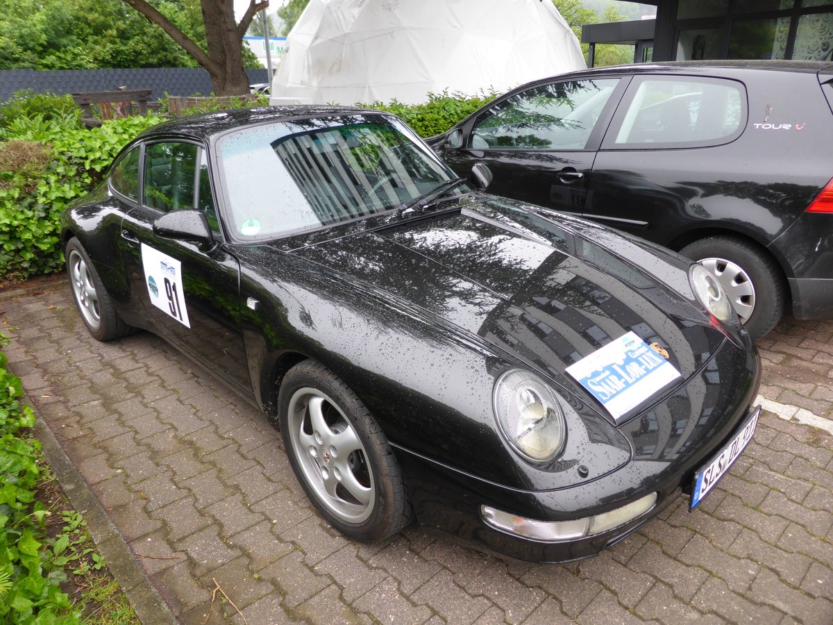 Porsche 911 (Baujahr 1994) bei der Internationalen Saar-Lor-Lux Classique. Start zum zweiten Tag am 28.05.2016 in Trier.