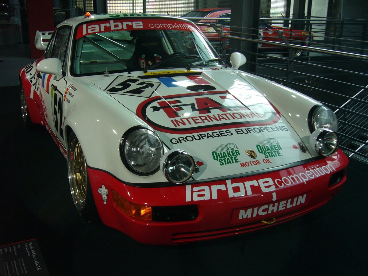 Porsche 911 Carrera RSR 3.8 des Teams Larbre Compétition aus dem Jahr 1993. Das Rennteam aus dem französischen Ort Le Vigeant ist seit dem Jahr 1988 in verschiedenen Rennserien, wie z.B. LeMans und Porsche Carrera Cup, aktiv. Der gezeigte Wagen fuhr in den Jahren 1993 und 1994 bei den 24 Stunden von LeMans mit. Fahrer waren der Franzose Dominique Dupuy (*1957) sowie den Spaniern Jesus Pareja (*1955) und C. Pala. Im Jahr 1994 wurde dieses Auto Klassensieger in der Gruppe GT2. Insgesamt wurden nur 51 Fahrzeuge dieses Typs hergestellt. Der im Heck verbaute Sechszylinderboxermotor hat einen Hubraum von 3746 cm³ und leistet 340 PS. Nationales Automuseum/Loh Collection am 08.11.2023.